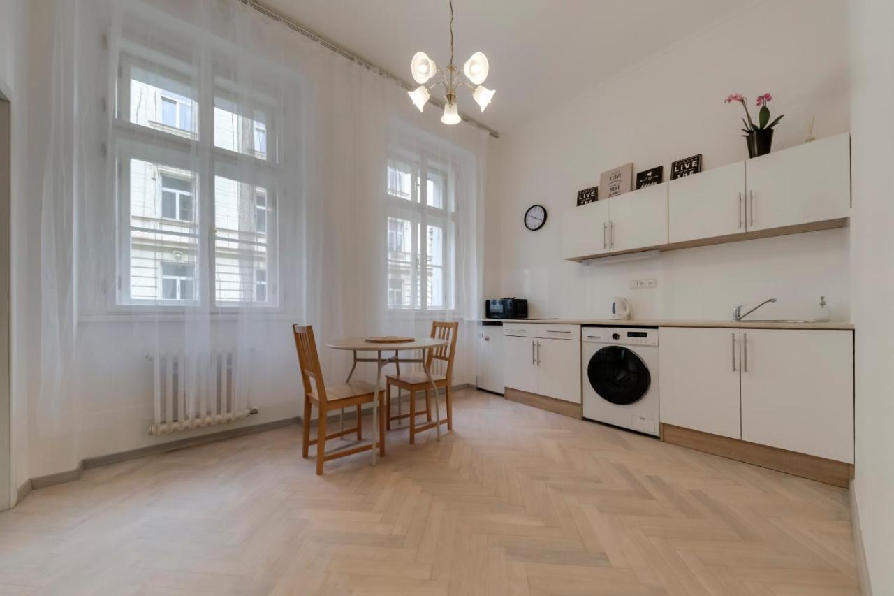 Vita Nejedleho Apartments Прага Екстериор снимка