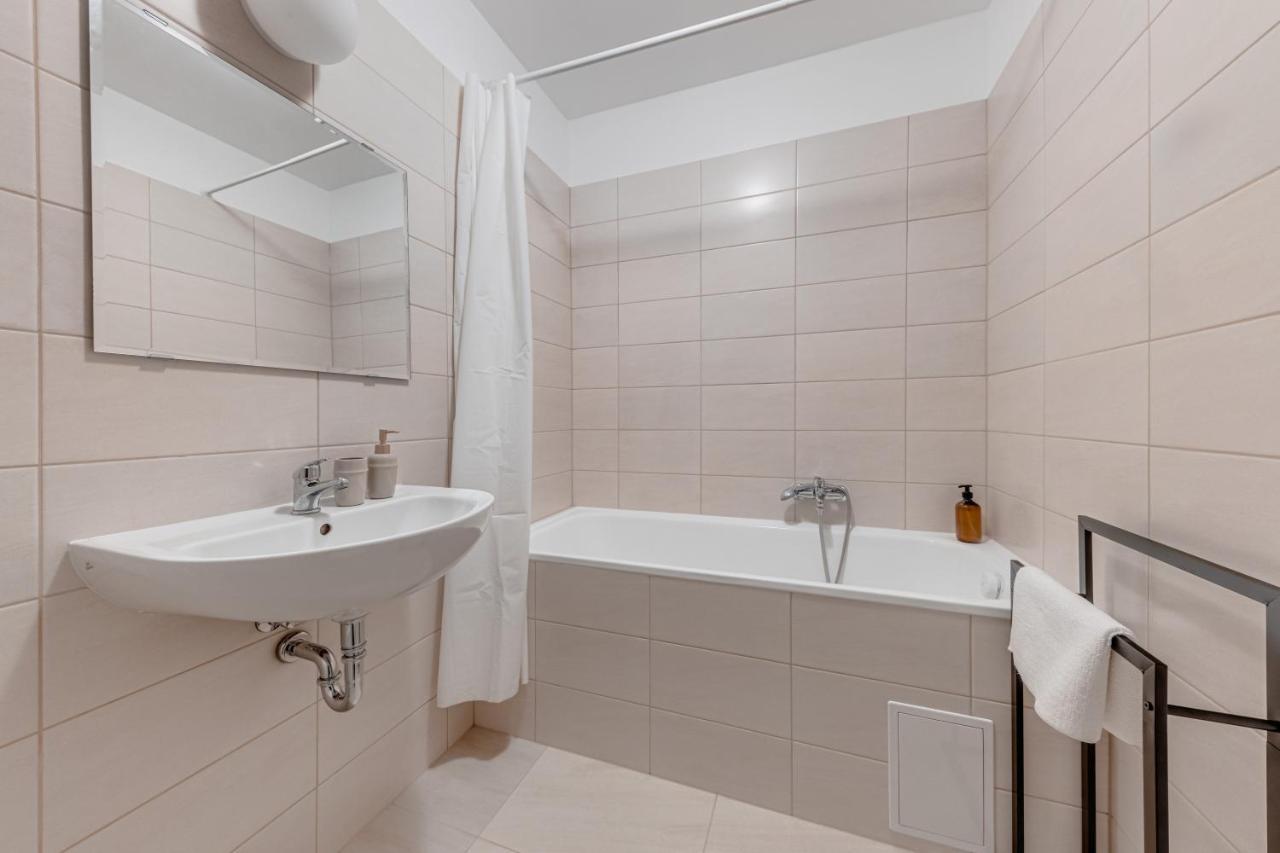 Vita Nejedleho Apartments Прага Екстериор снимка